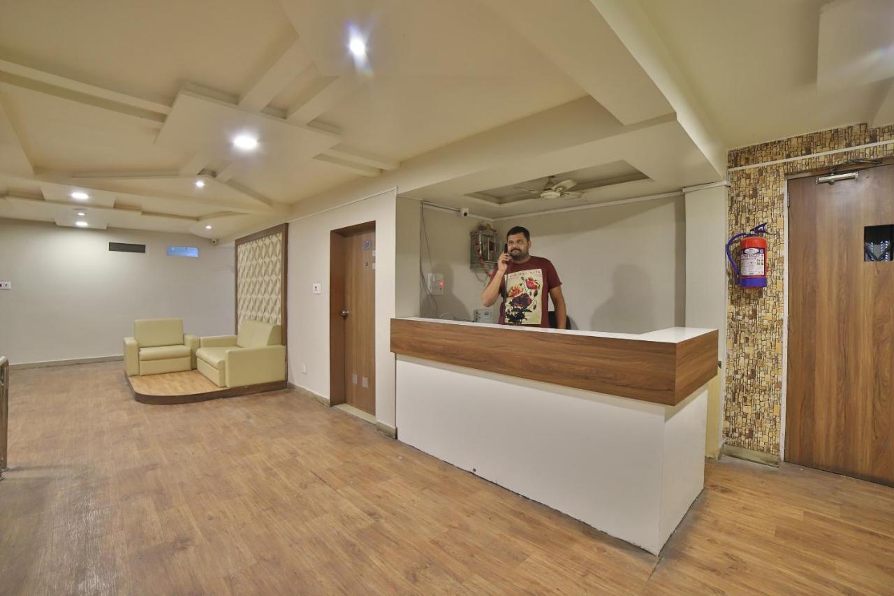 Oyo 41929 Hotel Loyal Residency Джамнагар Экстерьер фото